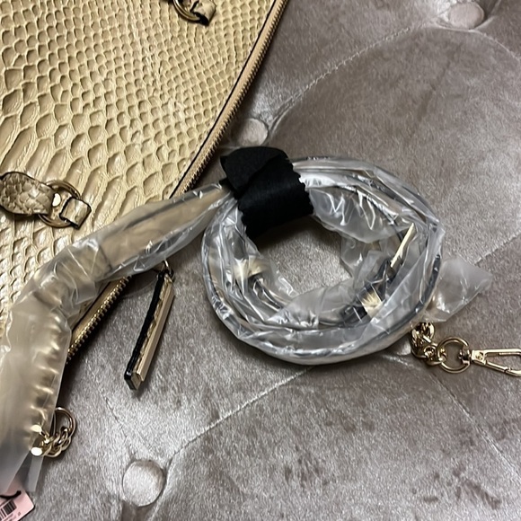 Victoria’s Secret tan reptile faux leather bag with gold hardware, mirror - Picture 12 of 12